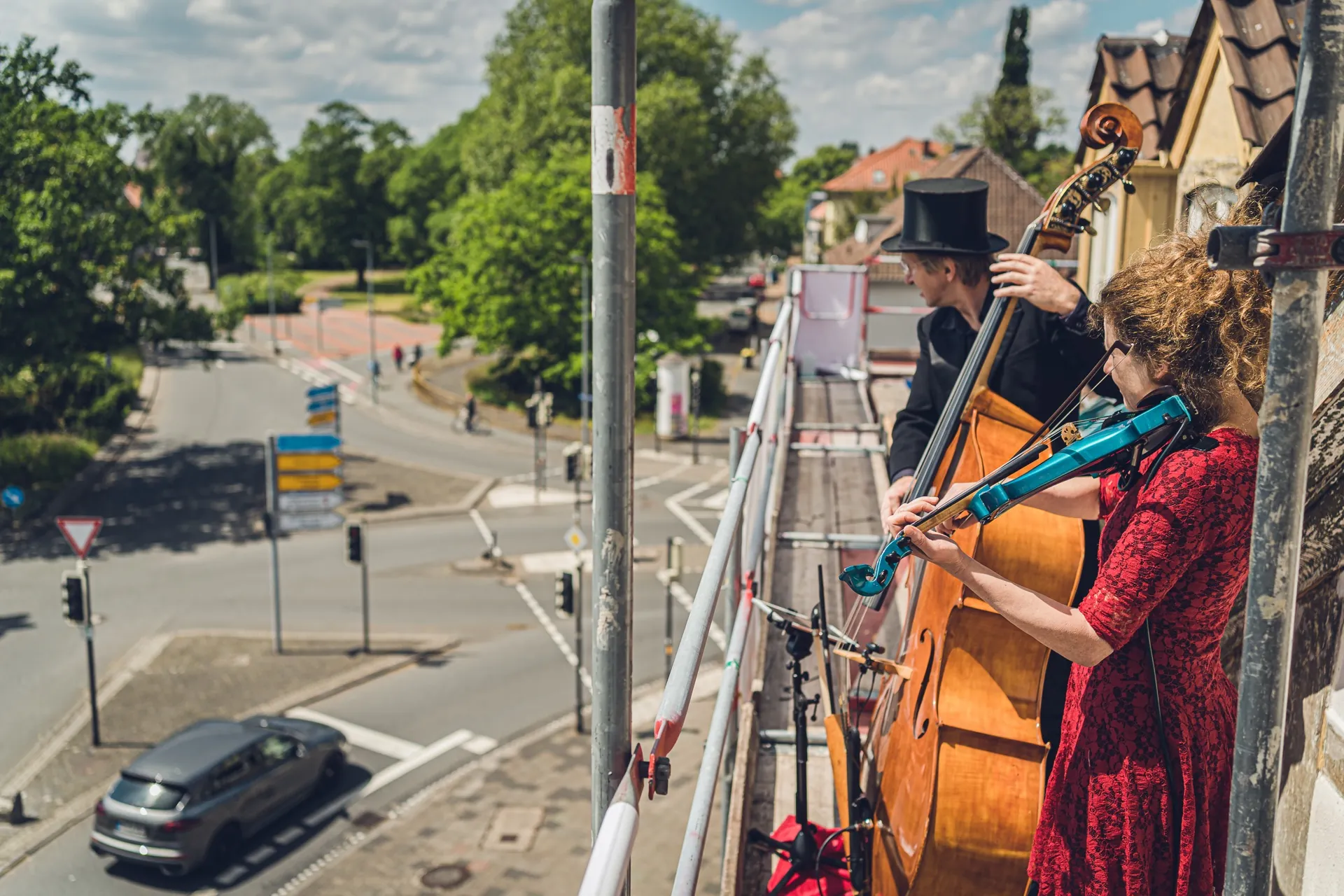 Menschen musizieren bei einer Veranstaltung im Freien.