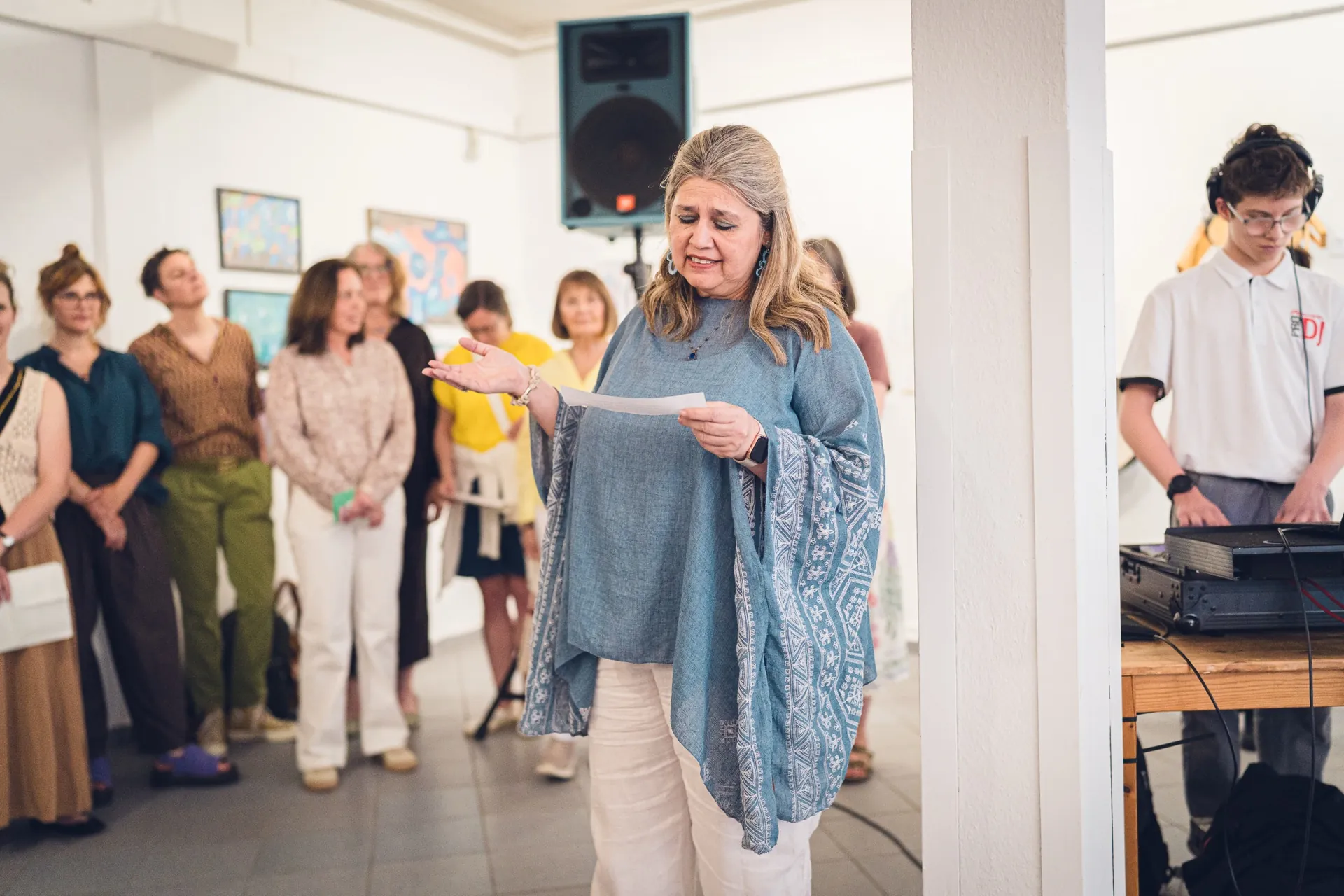 Menschen betrachten gemeinsam Bilder bei einer Vernissage.